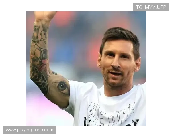 走近足球巨星：探索球场背后的传奇与奋斗故事