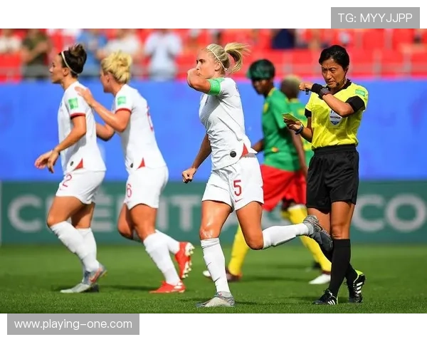 足球场上激情四溢与球星击掌之间的细微差异探讨