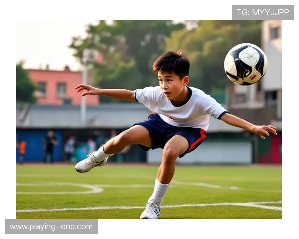 足球巨星相聚绿茵场激情时刻携手握手共展友谊风采